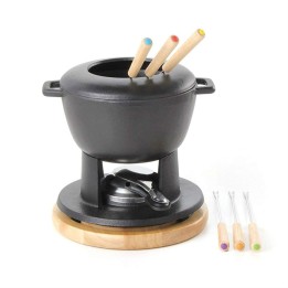 Vista completa del Set per Fonduta in Ghisa Eva 12 pezzi con elegante base in legno di betulla