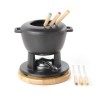Vista completa del Set per Fonduta in Ghisa Eva 12 pezzi con elegante base in legno di betulla