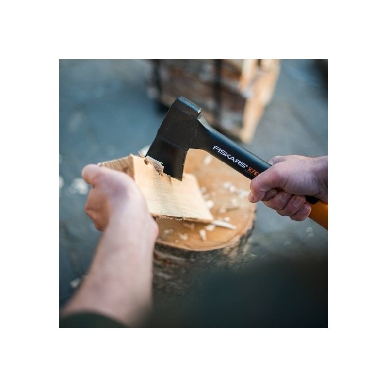 Ascia taglia legno da campeggio con manico anti scivolo Fiskars
