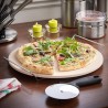 Pietra per cuocere e servire a tavola della pizza fatta in casa