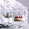 Dettaglio del piatto con bordo ondulato e del pomello ergonomico dell'espositore in vetro modello Petite Patisserie