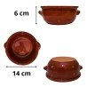 Vista ravvicinata di un tegamino in terracotta del set da 6 pezzi, con smaltatura lucida e dimensioni compatte