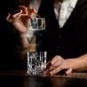 Set whisky Etna RCR su mobile bar domestico, bicchieri e bottiglia in vetro per degustazione elegante a casa
