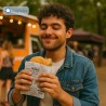 Ragazzo soddisfatto che non cade nulla dal panino grazie al sacchetto in carta