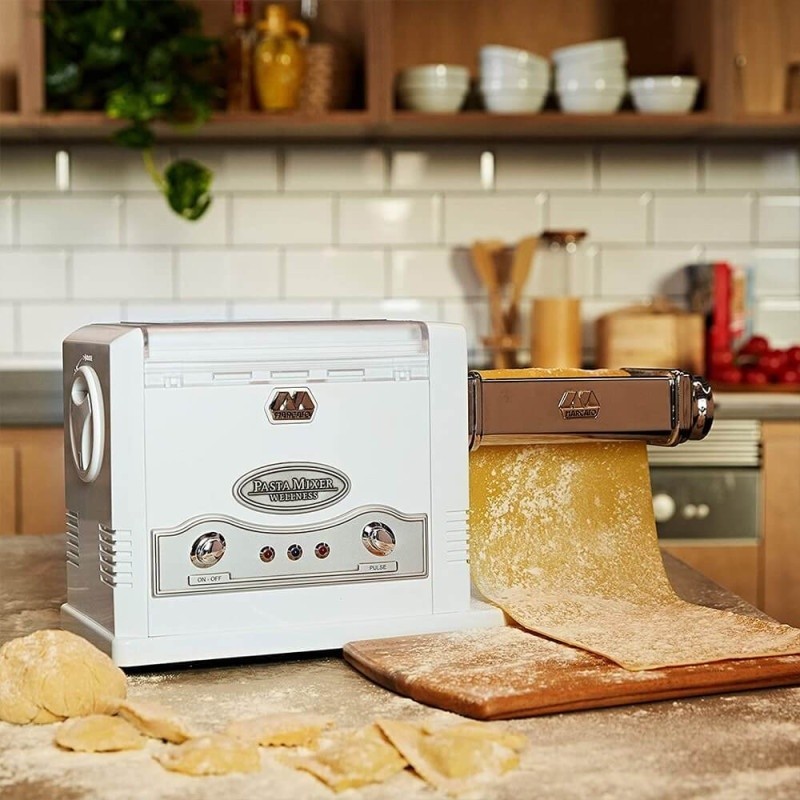 Pasta fresca fatta in casa con la macchina marcato