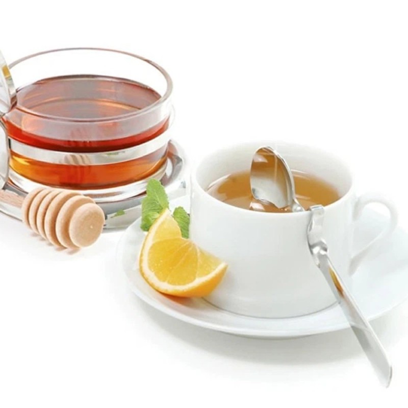 Cucchiaio miele in acciaio inox agganciato alla tazza da tè con fetta di limone, ideale per dolcificare senza sprechi