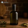 Bottiglia Barrique 500 ml in vetro verde scuro riempita con olio extravergine d’oliva su piano rustico
