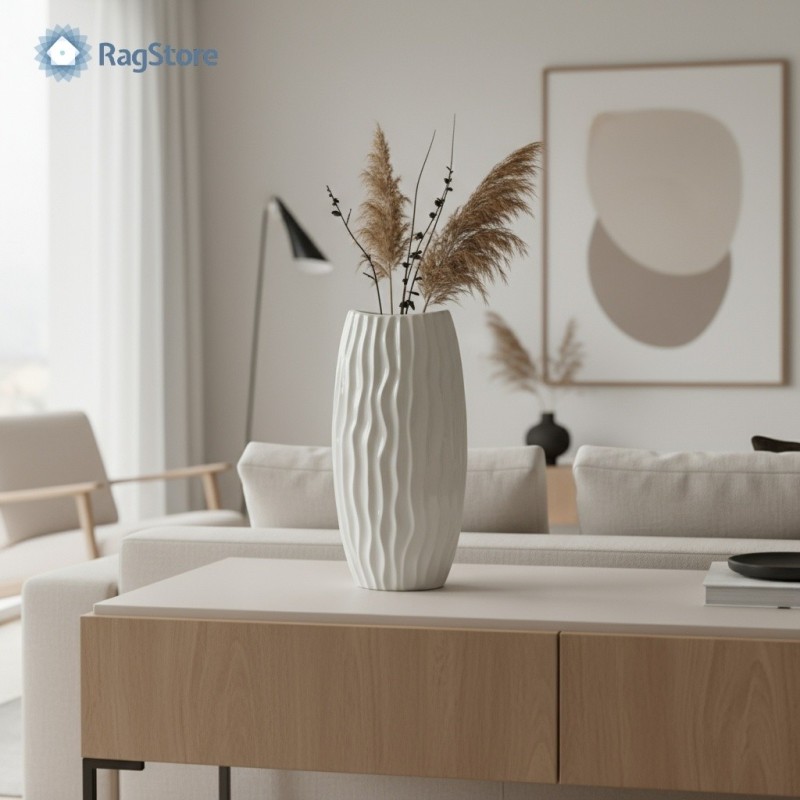 Vaso porta fiori e centro tavola per casa moderna realizzato in porcellana bianca. Altezza 31 cm