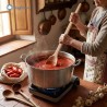 Cucchiaio grande in legno per mescolare e girare salsa di pomodoro