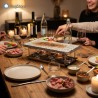 Pietra per cottura di tagliate a tavola per una cena tra amici
