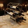 Portabottiglie design in ferro dorato con bottiglie di vino su piano in marmo, elegante angolo bar