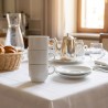 Dettaglio tazza da caffè in porcellana bianca con piattino