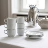 Set di tazzine da caffè impilabili su tavola elegante