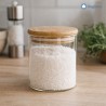 Barattolo in vetro 310 ml con tappo in legno utilizzato per organizzare riso, pasta, zucchero e spezie su piano cucina ordinato