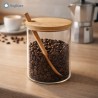Barattolo in vetro con tappo in legno e cucchiaino, riempito con chicchi di caffè su piano cucina
