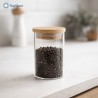 Barattolo in vetro con tappo in legno da 100 ml utilizzato come contenitore per spezie su piano cucina ordinato