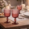 Calici Gioia in pasta di vetro rosa da 350 ml con texture puntinata, allestimento romantico con fiori
