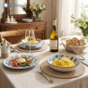 Servizio piatti da tavola Rose Blu in porcellana con decorazione floreale blu, presentazione su tavola imbandita