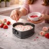 Teglia a cuore antiaderente con cerniera utilizzata per torta decorata, ideale per dolci e occasioni speciali