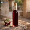 Bottiglia bordolese in vetro trasparente 375 ml con tappo, riempita con liquore all’amarena, stile artigianale