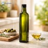 Bottiglia Marasca 500 ml in vetro verde UVAG per olio extravergine, ambientata in cucina domestica