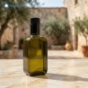 Bottiglia in vetro Moresca 250ml per olio extravergine su tavolo in marmo all'aperto