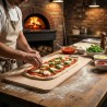 Pizzaiolo che prepara una pizza sulla pala da 1 metro in legno con spessore 8 mm