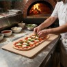 Uso della pala da 80 cm come asse da portata per pizza a metro in tavola