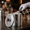 Secchiello termico 3 litri posizionato su un banco bar durante la preparazione di cocktail