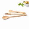 Tris di utensili da cucina in legno composto da cucchiaio lungo, forchetta e paletta su sfondo bianco
