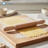 Mattarello tagliapasta in faggio in uso su asse per pasta fresca fatta in casa - RagStore