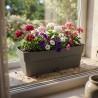 Balconetta Ethica 50x18x17 ambientata su un davanzale esterno con fiori colorati