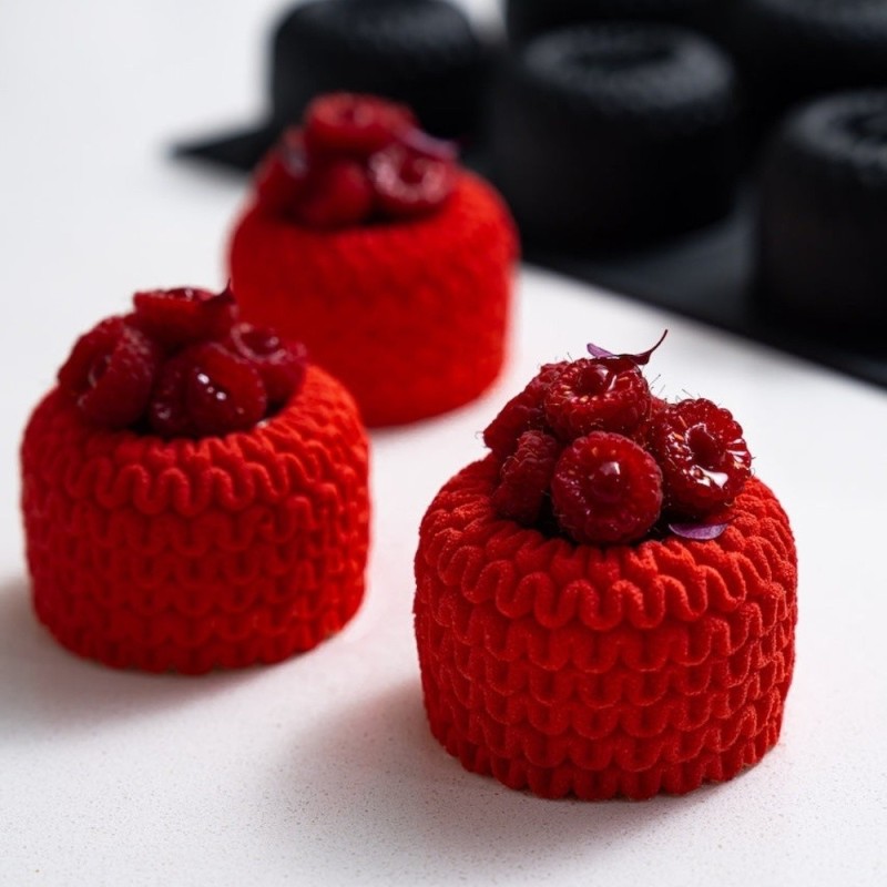 Monoporzioni rosse realizzate con stampo Regalia Pavoni decorate con lamponi