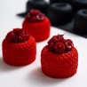 Monoporzioni rosse realizzate con stampo Regalia Pavoni decorate con lamponi