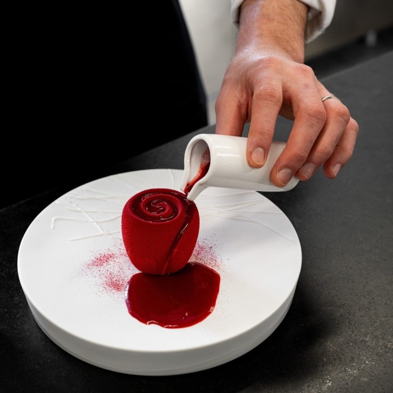 Presentazione di un dolce moderno a forma di rosa Voluptè