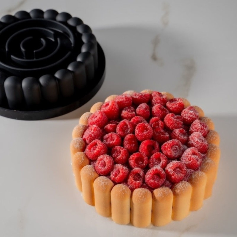 Torta finita realizzata con lo stampo in silicone Charme di Pavoni Professional