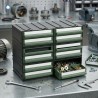 Dettaglio del cassetto verde estraibile largo 10 cm per cassettiera modulare portaoggetti