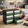 Dettaglio del cassetto verde estraibile capiente per cassettiera modulare portaoggetti con etichetta