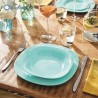 Servizio piatti Luminarc Carine Turquoise apparecchiato su tavola in legno