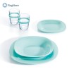 Set piatti quadrati Luminarc Carine Turquoise con bicchieri su sfondo bianco