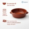 Dettaglio dell'interno in ceramica smaltata e dei pratici manici laterali del tegamino rustico in terracotta