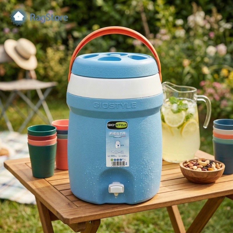 Contenitore termico GioStyle Fiesta con rubinetto 10 litri azzurro in uso per bevande fresche all'aperto