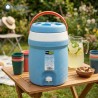 Contenitore termico GioStyle Fiesta con rubinetto 10 litri azzurro in uso per bevande fresche all'aperto