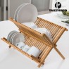 Scolapiatti pieghevole in legno di bamboo aperto con piatti e bicchieri